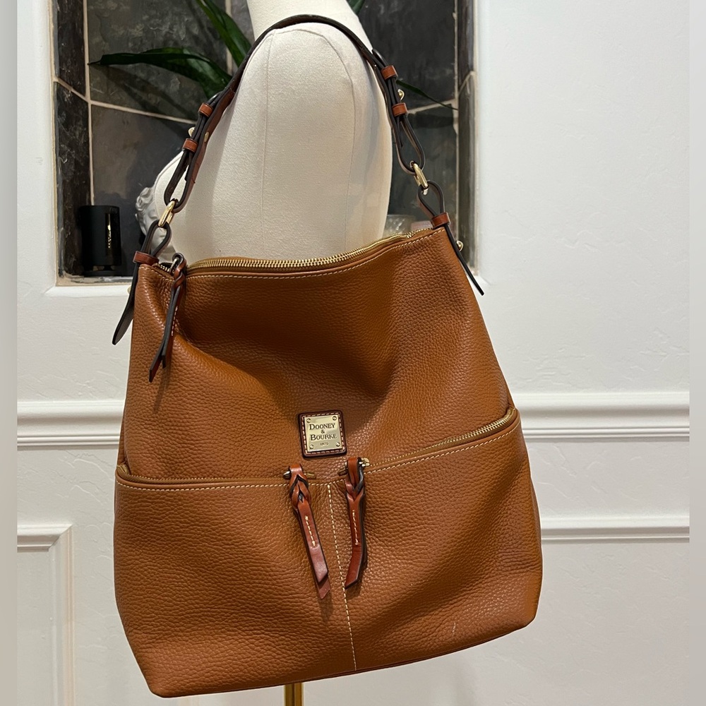 Dooney & Bourke Dillen Medium Zipper Pocket Sac Pebble Grain Leather